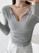 Lässige T-Shirts mit ausgestellten Ärmeln, schmalen, plissierten, einfarbigen V-Ausschnitt